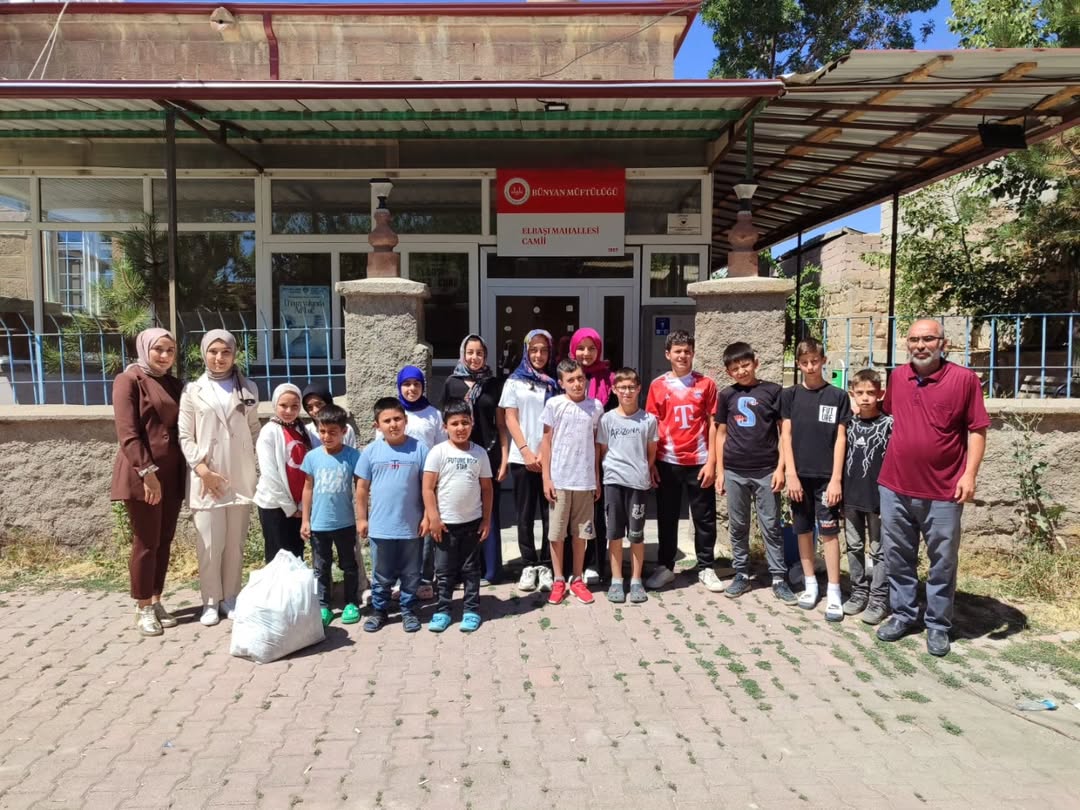 Bünyan Belediyesi Kur'an Kursu Ziyaretinde Öğrencilere Hediye Dağıttı