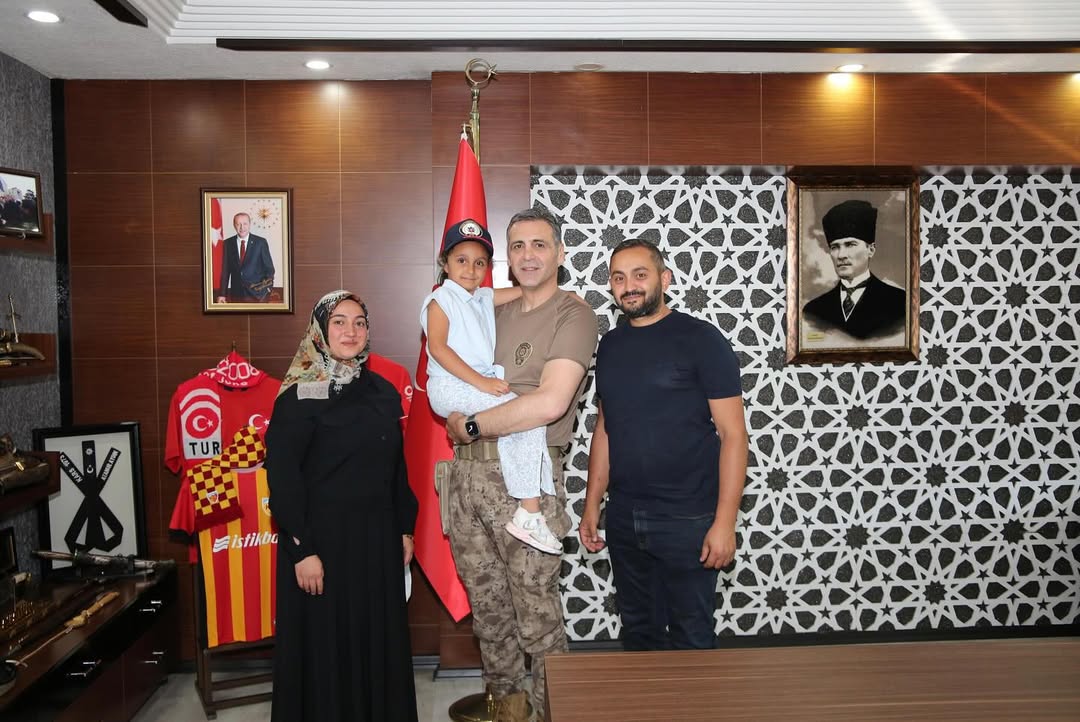 Kayseri Emniyet Müdürü'nü Ziyaret Eden Aile