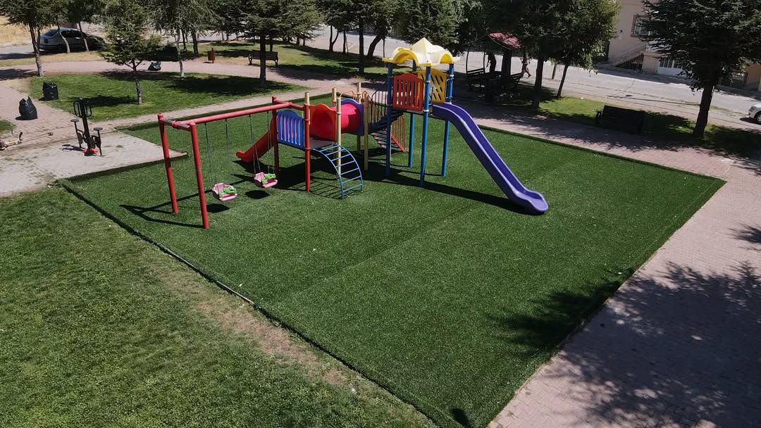 Develi'de Parklar ve Refüjler Yenileniyor: Vatandaşlara Daha Yeşil ve Estetik Bir Çevre
