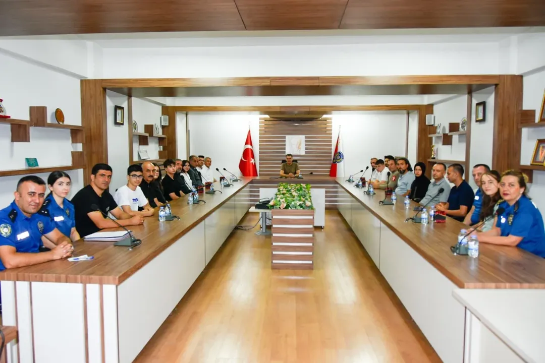 Kayseri Emniyet Müdürü, Üniversite ve Lise Başarılı Öğrencilerini Makamında Kabul Etti