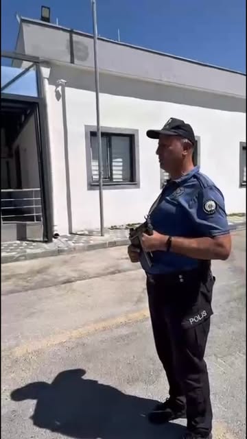 Kayseri Polisi Lösemi Hastası Fatma'ya Moral Veriyor