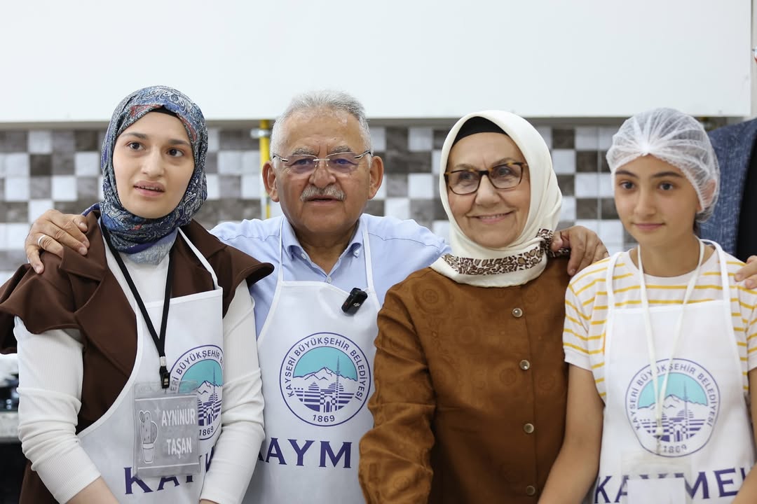 Kayseri'de Engelsiz Yaşam Merkezi'nde Anlamlı Buluşma: Belediye Başkanı ve Eşi Özel Misafirlerle Mutfağa Girdi