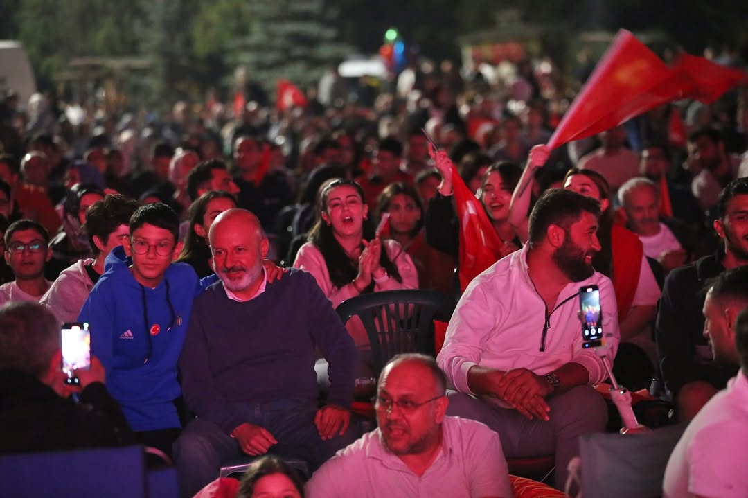 Kocasinan Belediyesi, Voleybol Finalini Dev Ekranla Yayınlıyor