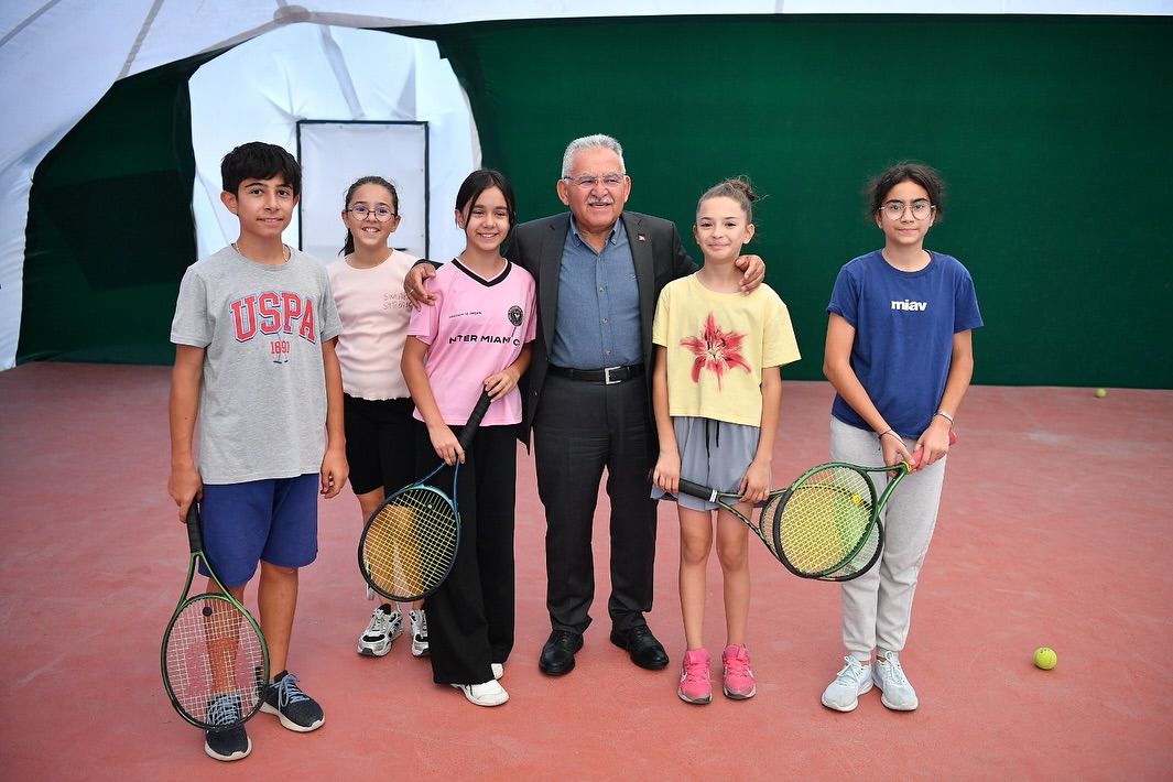 Kayseri'de Tenis Kortlarına Yoğun İlgi: Büyükşehir Belediyesi Yatırımları Devam Ediyor
