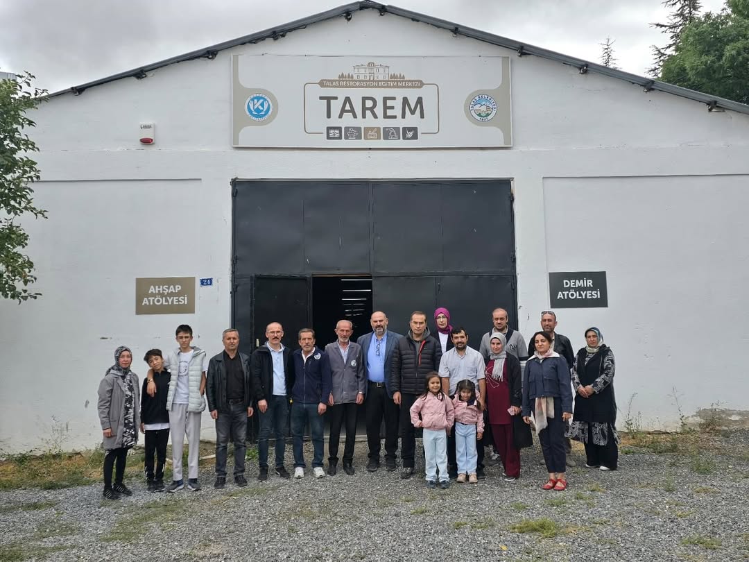 Kayseri Üniversitesi Heyeti, Talas Belediyesi TAREM Ahşap Atölyesi'nde Uygulamalı Çalışma Gerçekleştirdi