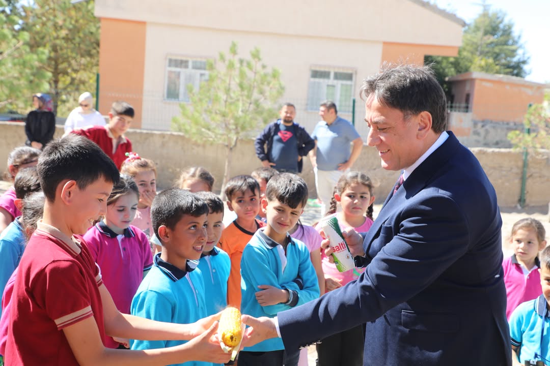 Develi Belediye Başkanı Öğrencilerle Mısır Yeme Etkinliğinde Buluştu
