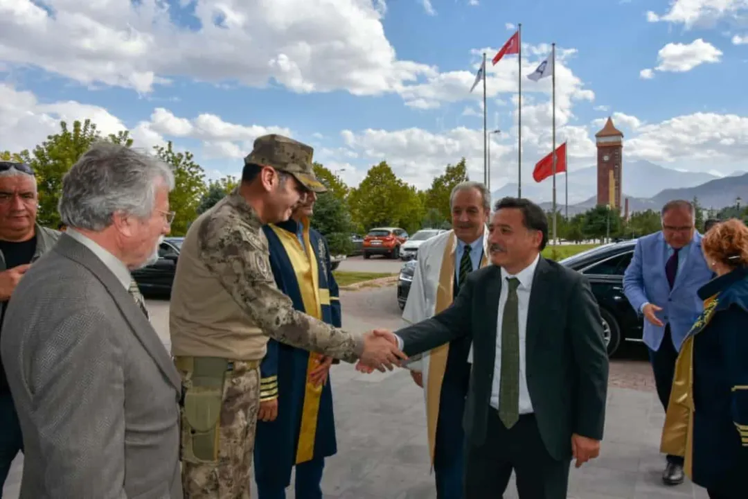 Kayseri'de 2025-2026 Akademik Yılı, Cemil Çiçek'in Açılış Dersi ile Başladı