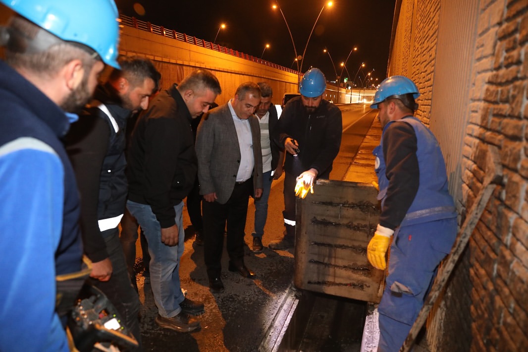 Kayseri'de Kış Hazırlıkları: KASKİ Ekipleri Su Baskınlarını Önlemek İçin Gece Gündüz Çalışıyor