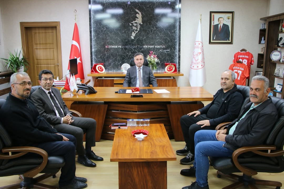 Kayseri'de Öğretmen Tiyatro Topluluğu Milli Eğitim Müdürü'nü Ziyaret Etti
