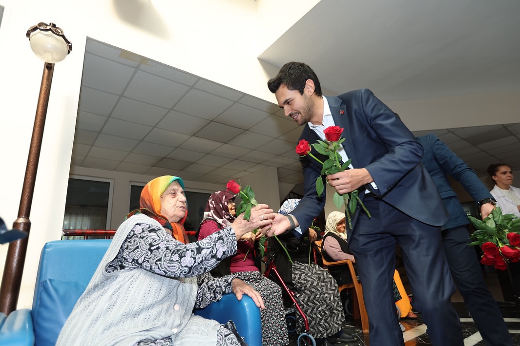 Kayseri Gençleri, Dünya Yaşlılar Günü'nde Huzurevi Sakinleriyle Buluştu