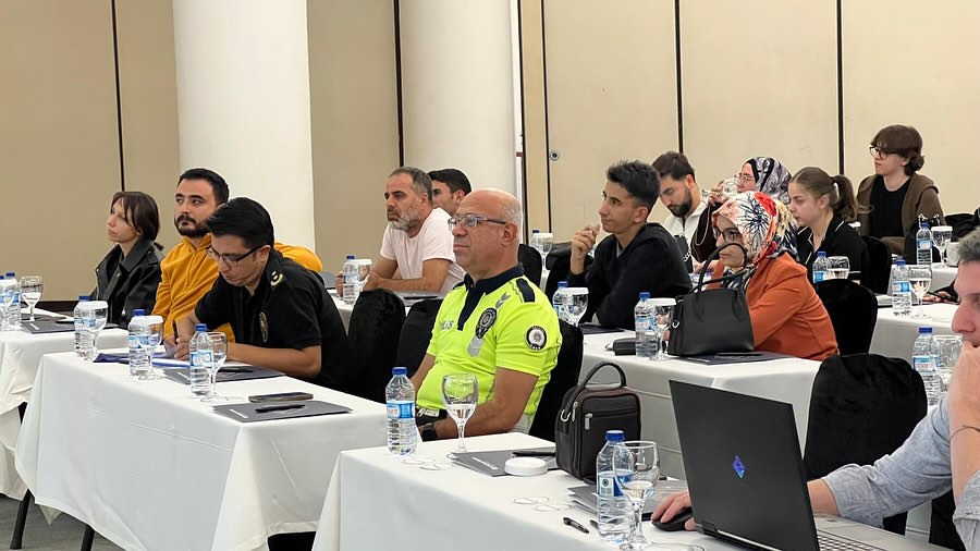 Kayseri'de Gençler Dijital Dünyaya Hazırlanıyor: Akran Eğitimi Projesi Tamamlandı