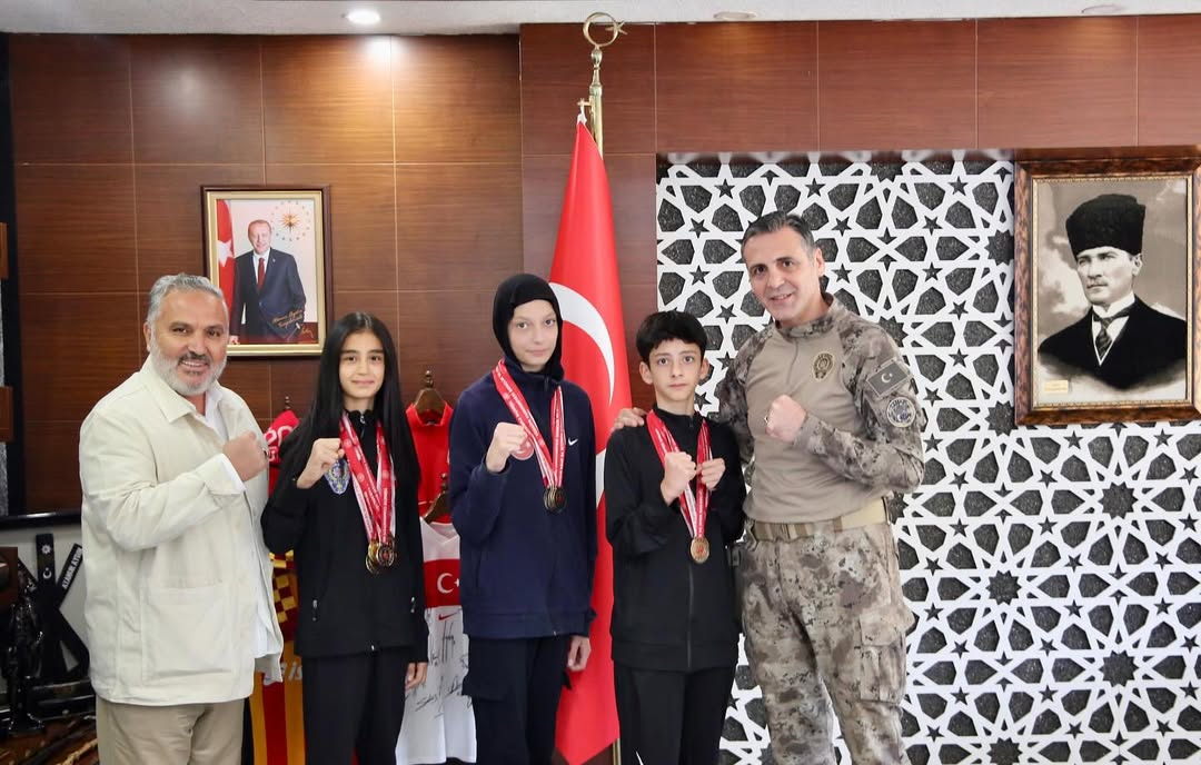 Kayseri'de Taekwondo Sporcuları Emniyet Müdürü'nü Ziyaret Etti