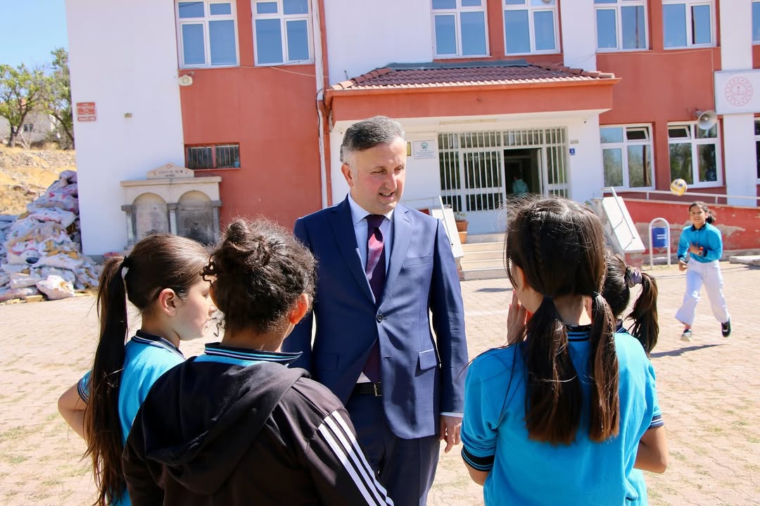 Kayseri İl Milli Eğitim Müdürü Coşkun Esen, Pazarören Okulunda Öğrencilerle Buluştu