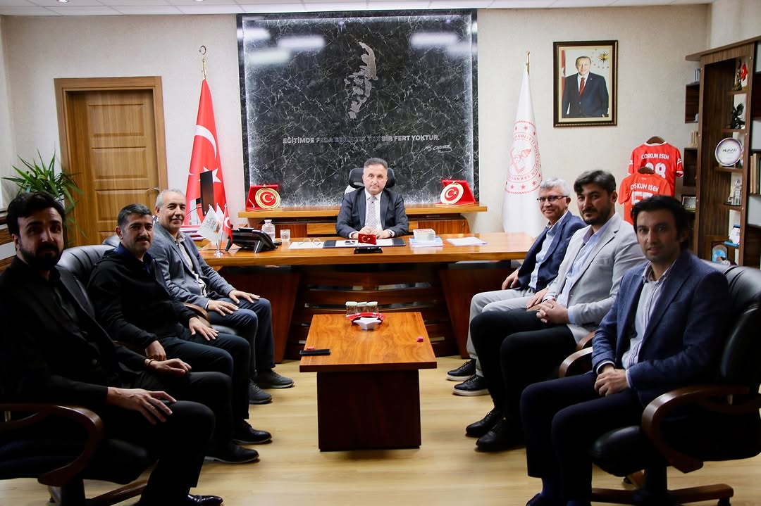 Kayseri'de Öğretmen Yazarlardan Milli Eğitim Müdürü'ne Ziyaret