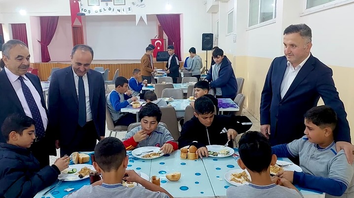 Kayseri İl Milli Eğitim Müdürü Coşkun Esen, Tomarza Yatılı Bölge Ortaokulu'nda Öğrencilerle Kahvaltıda Buluştu