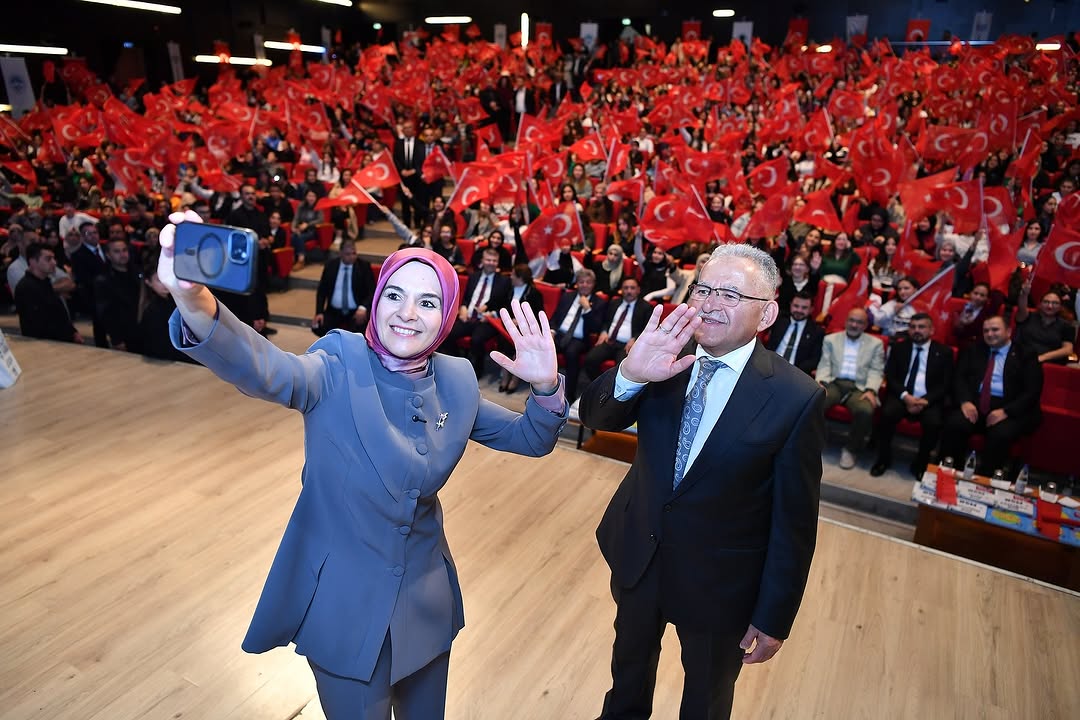 Kayseri'de Gençlere Kitap Dağıtımı ve Motivasyon Semineri Düzenlendi