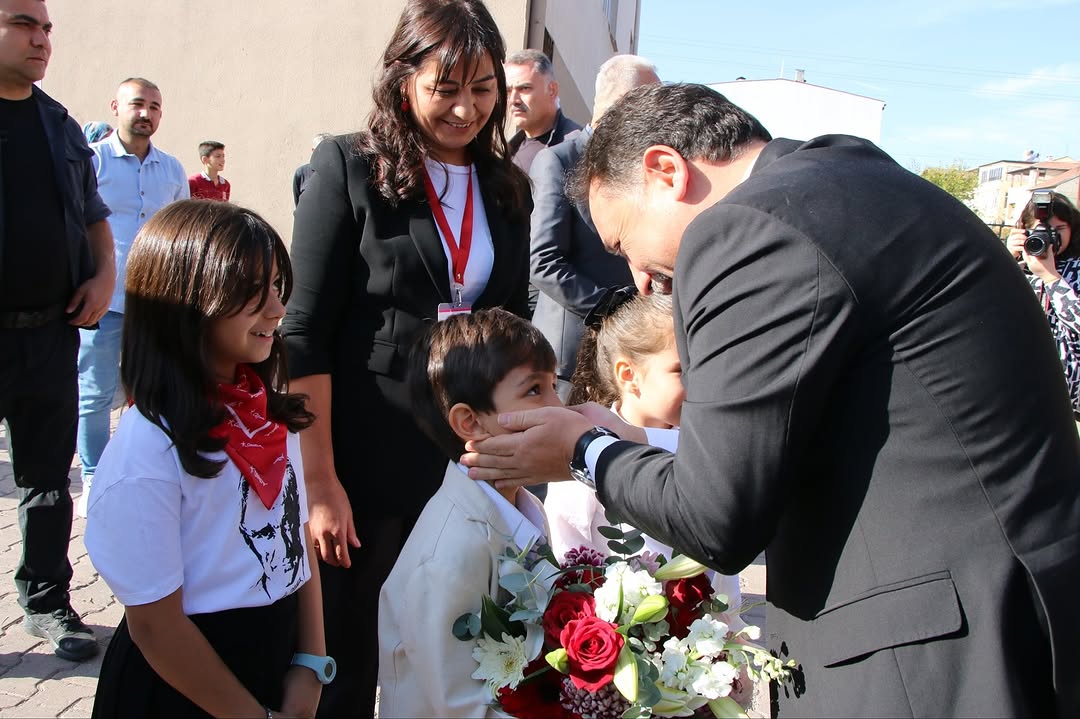 Kayseri Valisi Gökmen Çiçek, Minik Öğrencinin Daveti Üzerine Anaokulunu Ziyaret Etti